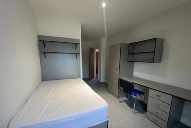 8 bed flat, 10 Kinterbury Street, City Centre, Plymouth, PL12DG - Image 3